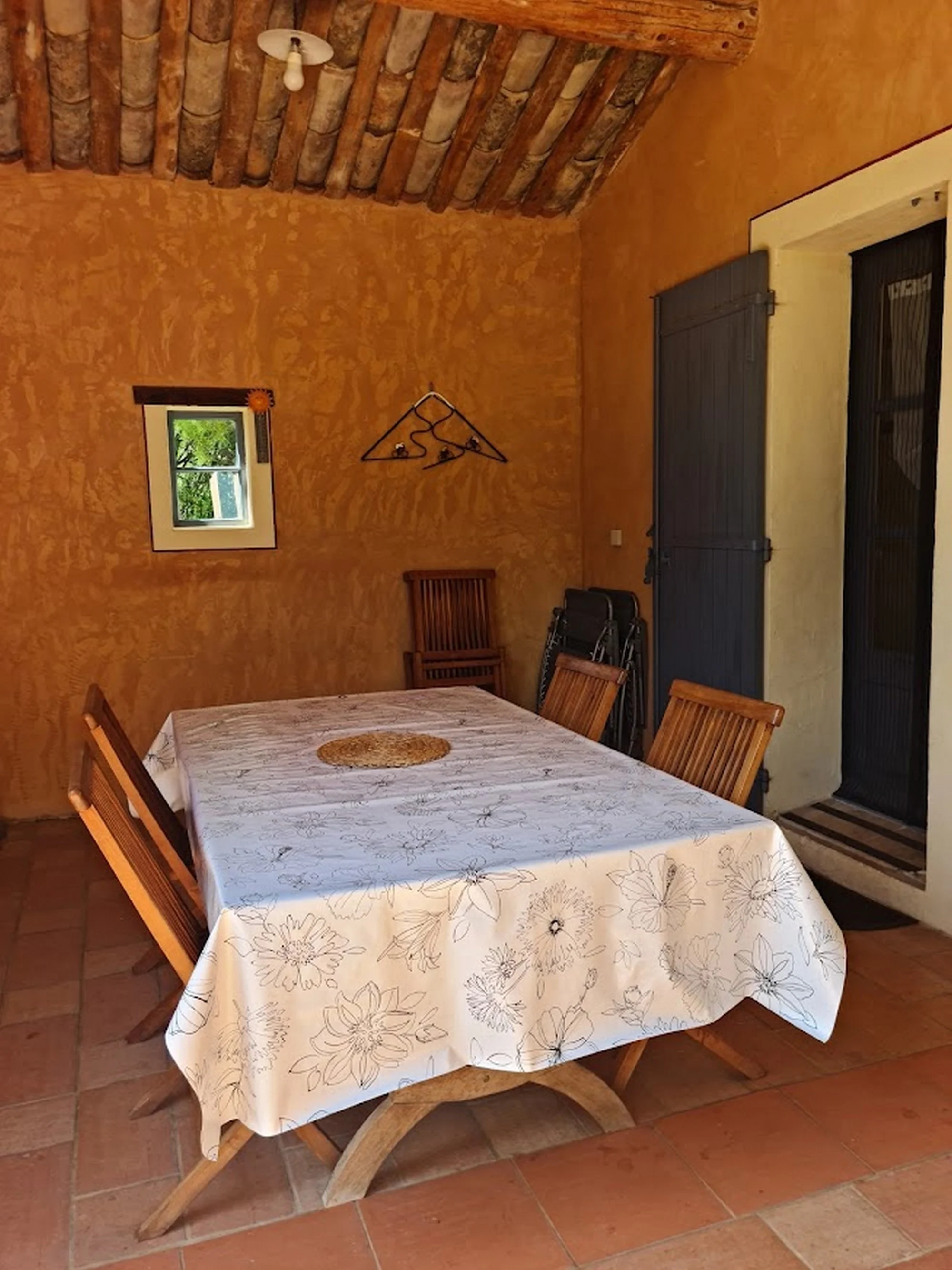 Sur la terrasse couverte