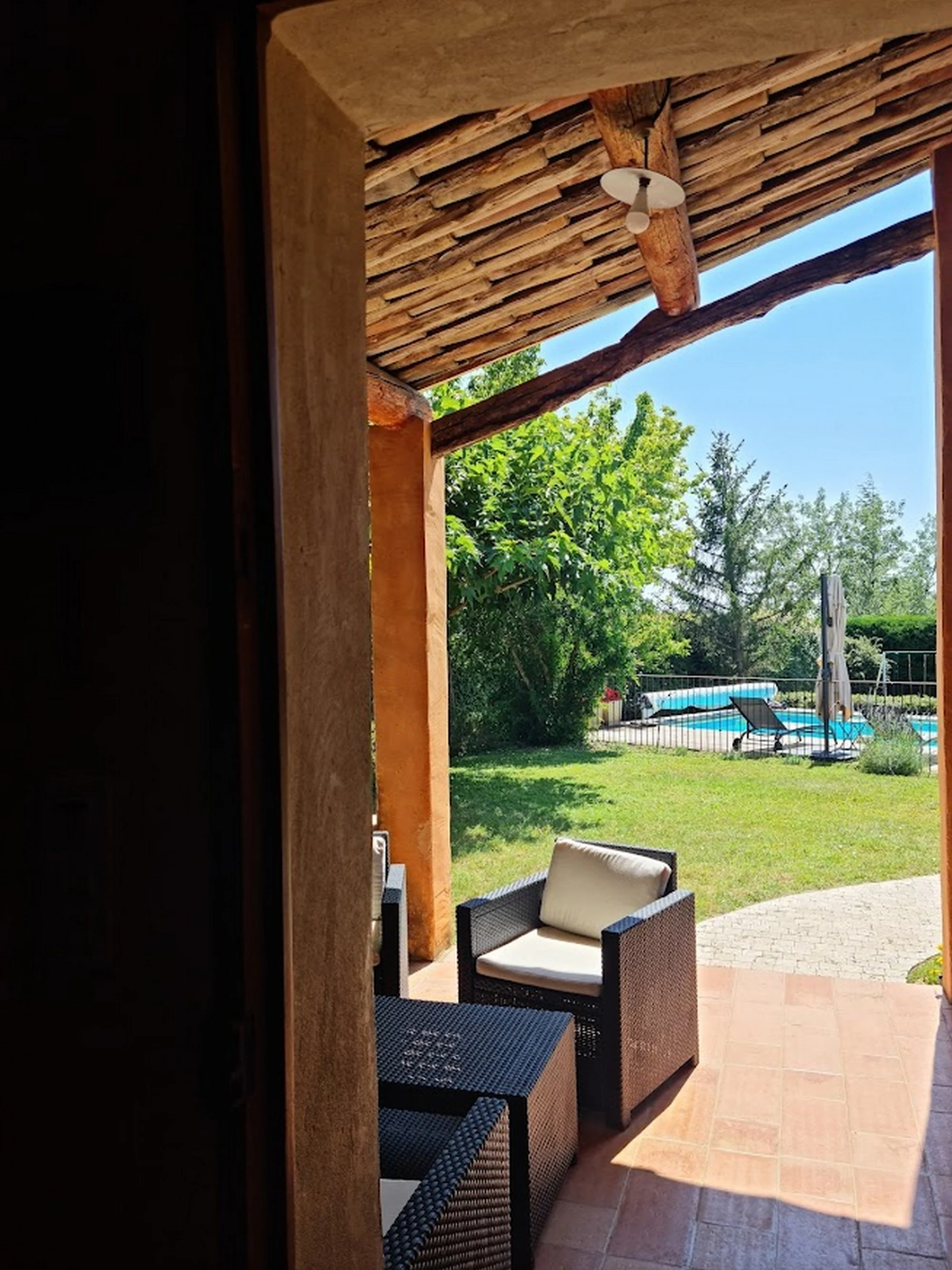 Sortie vers l'extérieur sur la terrasse couverte