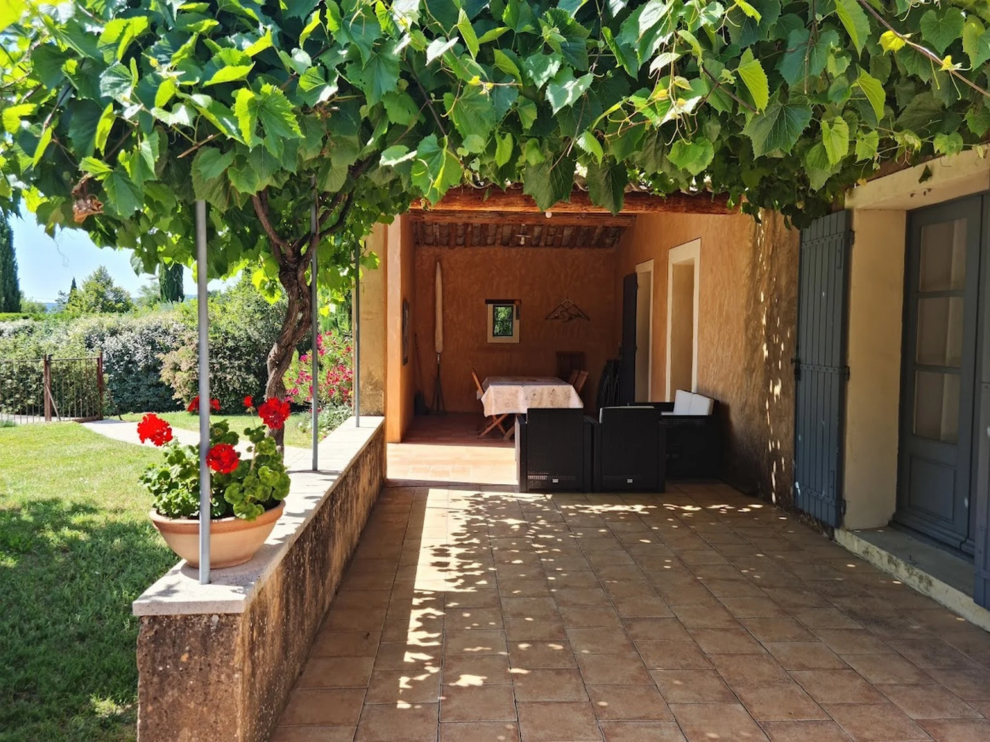 Salon de jardin sur la terrasse 