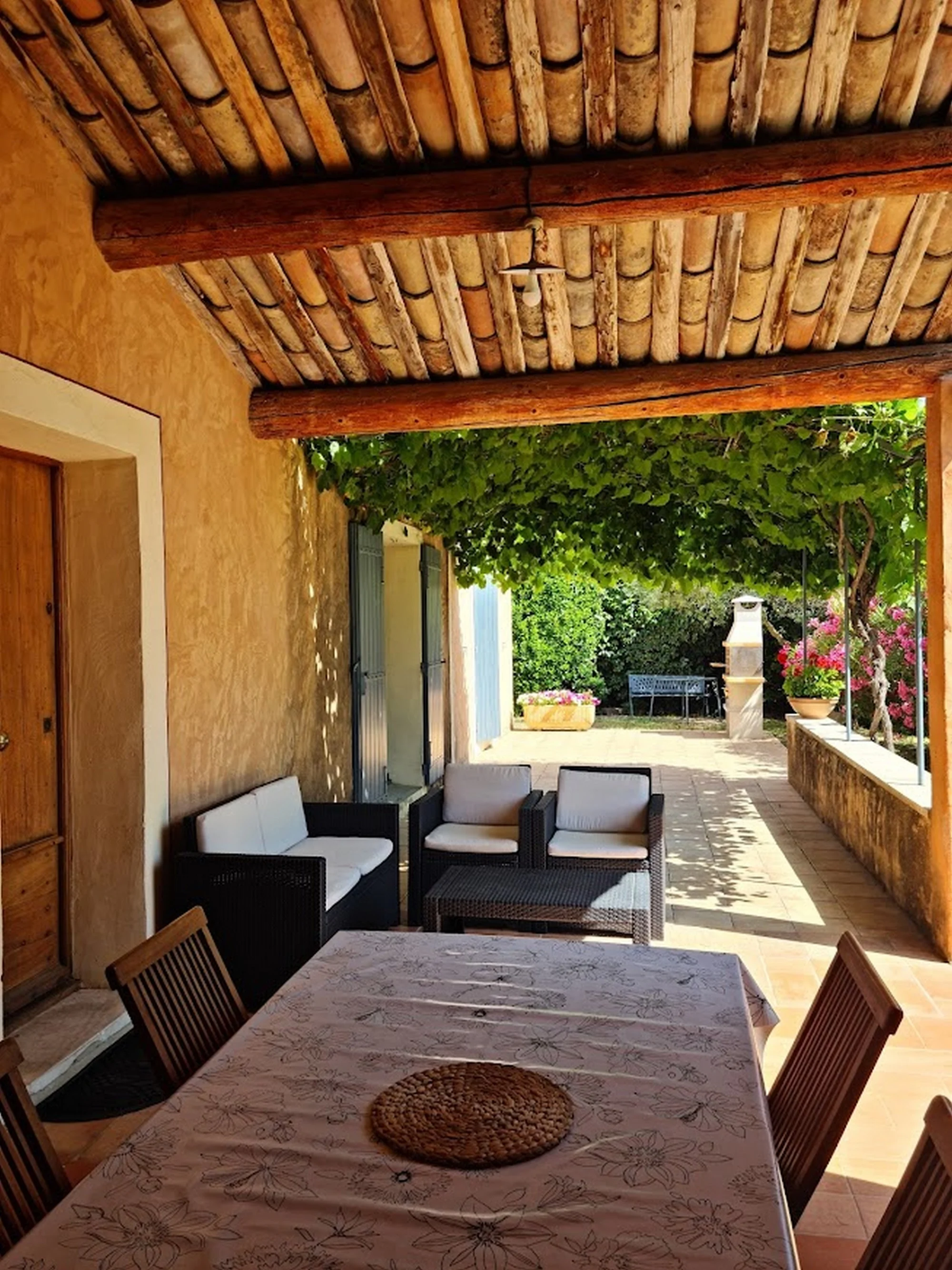 Vue d'ensemble de la terrasse ombragée