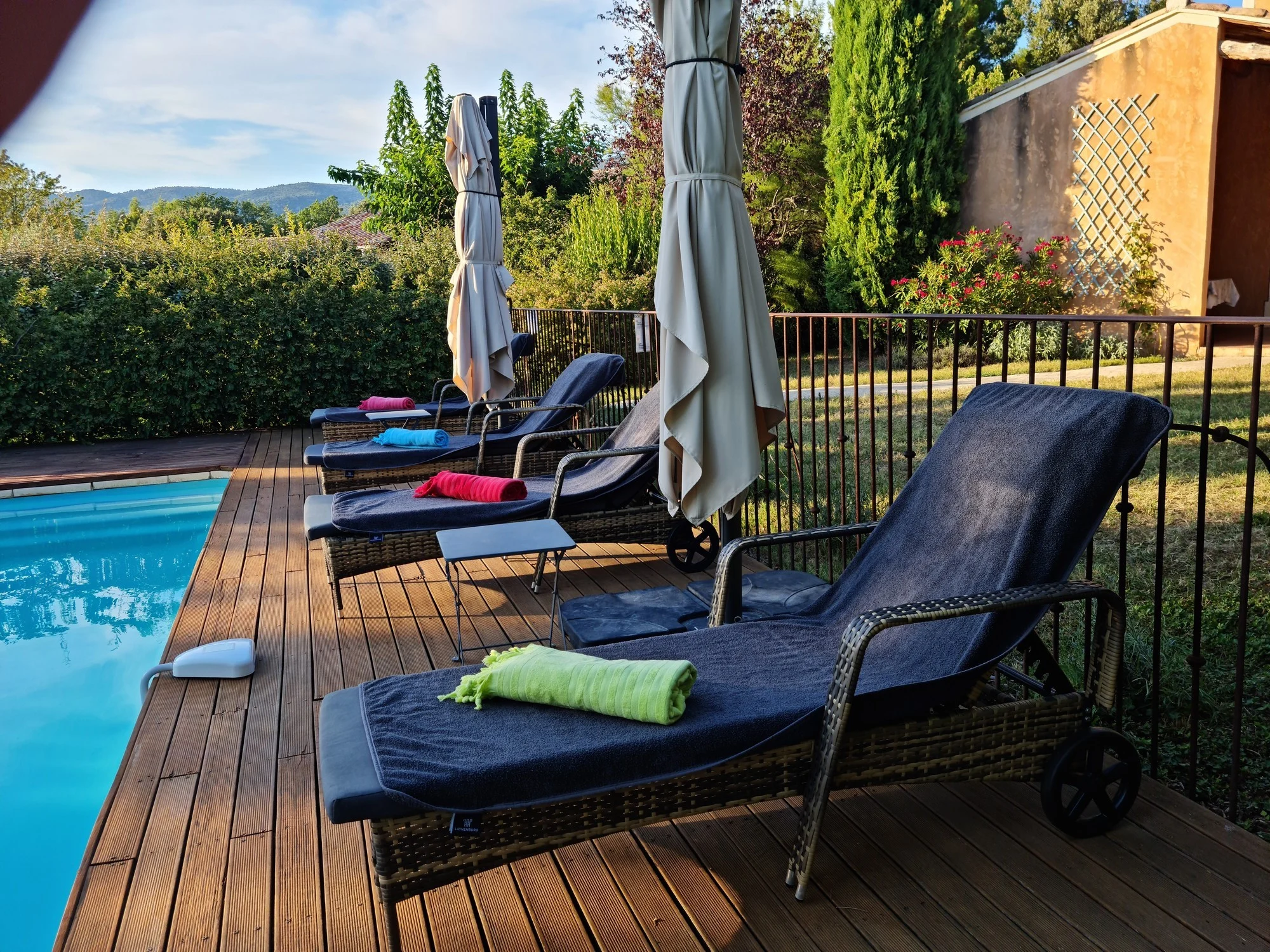 Piscine privée avec lits bain de soleil + coussins + serviettes piscine 