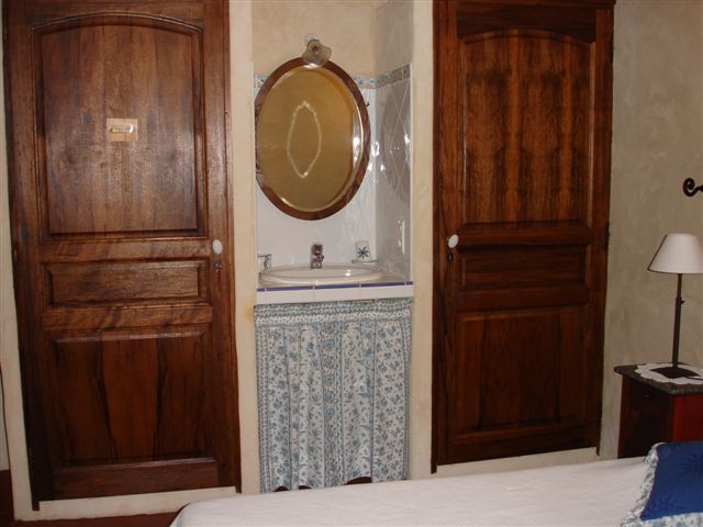 Chambre 1 au rez de chaussée avec coin lavabo