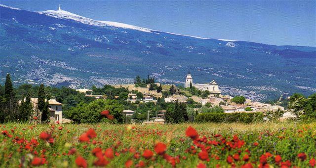 Bédoin notre village à 350 m d'altitude, au pied du Mont Ventoux